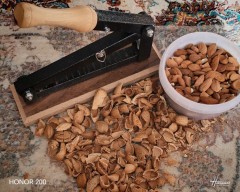 گردوشکن و بادام‌شکن تمام‌فلزی با دسته چوب گردو - تضمین کیفیت مادام‌العمر